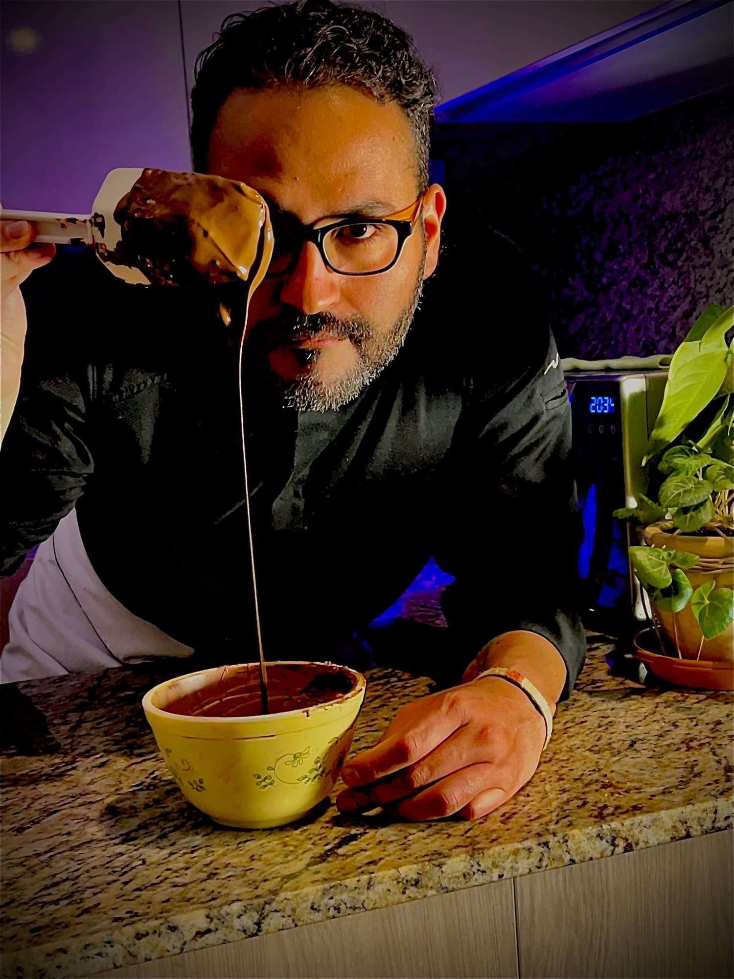 Amaury Amed, chocolatier de Chocolate Benévolo, temperando la duja de Bars.