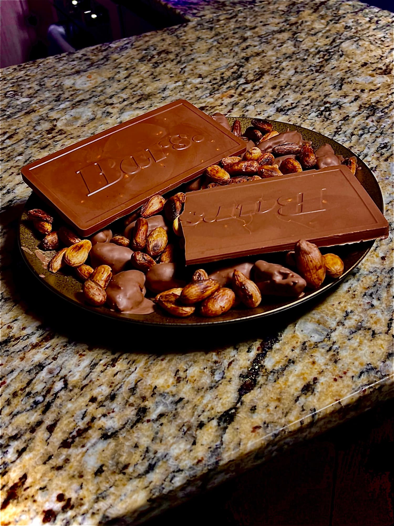 Bars. junto a cacao FEAR 5, cacao colombiano de origen